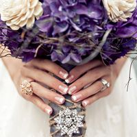 Оригинальный букет невесты из фиолетовых гортензий и белых роз