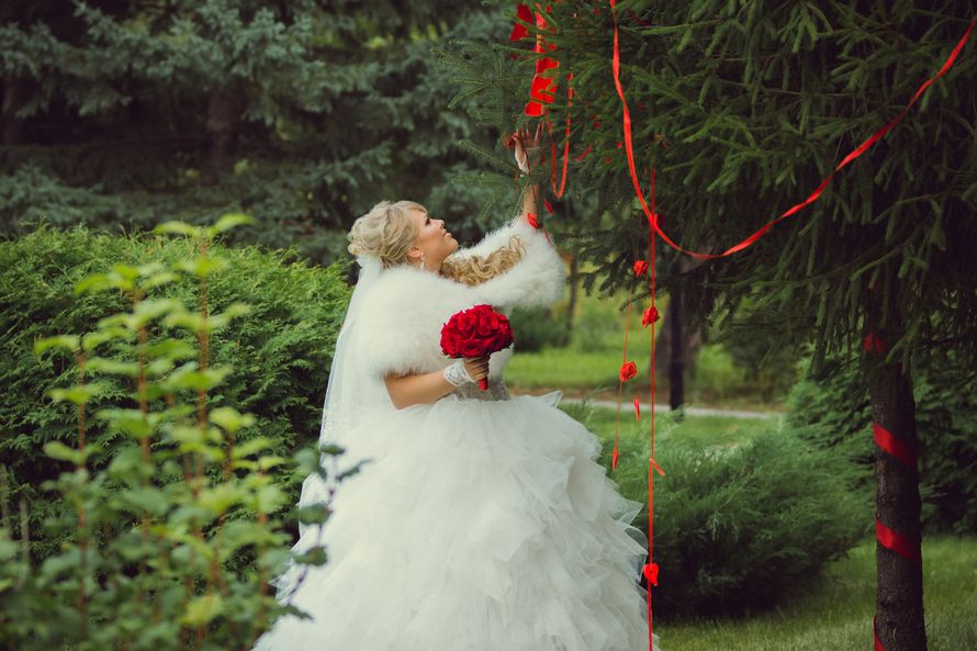 Невест возле дерева, украшенного красными лентами, гирляндой их сердечек, фотосессия летней свадьбы - фото 2023520 Фотограф Павел Тиль