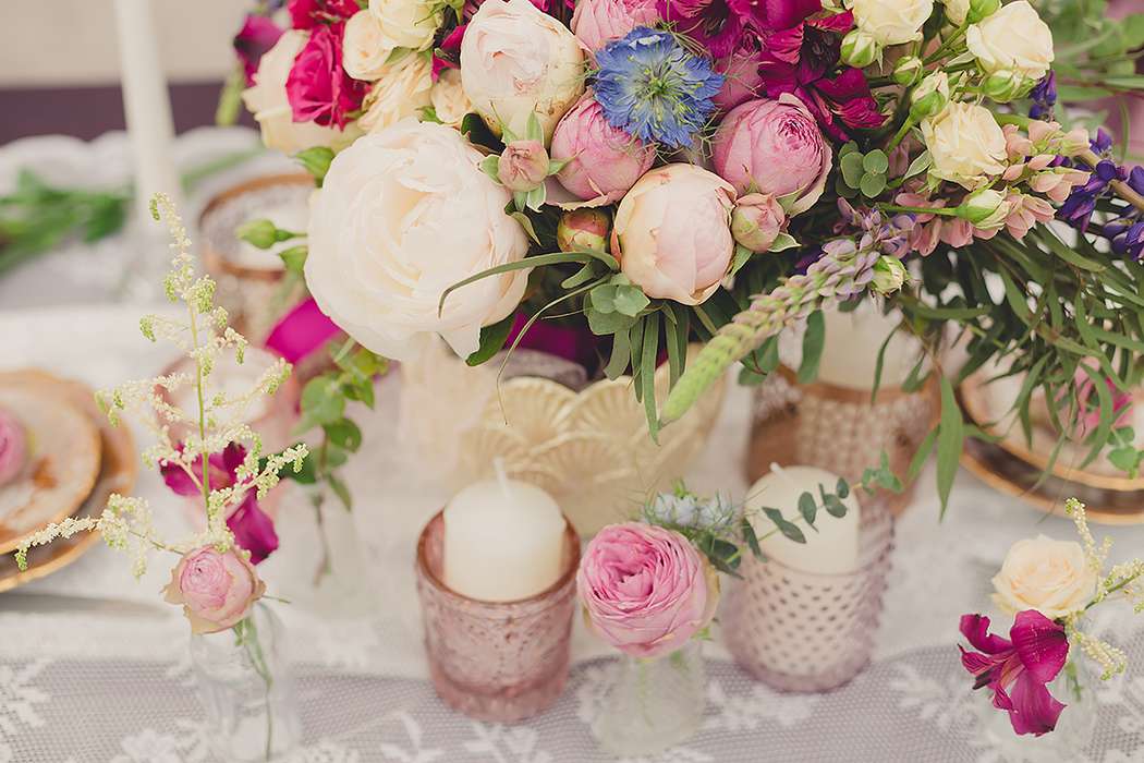 Букет из кремовых и розовых пион, вероники, нигеллы, эвкалипта, пионовидных роз и матиолы. - фото 2576039 Студия свадеб и декора "Мариаж"