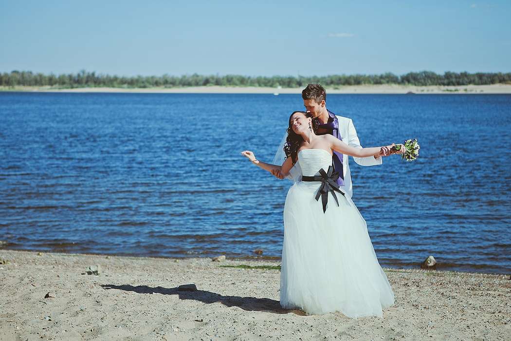 Свадебная фотосъемка на берегу реки. Жених и Невеста - фото 2041870 Анна Рыжкина - свадебный фотограф