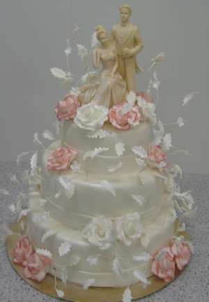 Свадебный многоярусный торт, классический, 
украшен белыми и нежно-розовыми розами и ветками с цветами - фото 2056758 Кондитерский цех  "Медвежьи сладости"