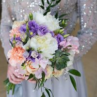 Букет свадебный из пионов, роз, гвоздик в нежных лиловых оттенках с суккулентом