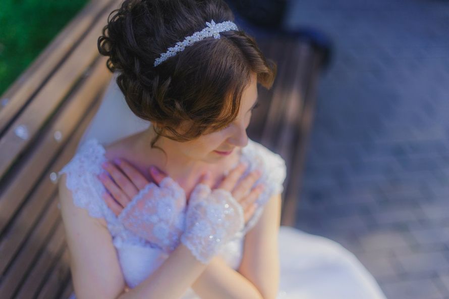 Невеста с прической из локонов, собранных на затылке в пучок, с начесом - фото 3177957 Фотограф Наталья Латушко
