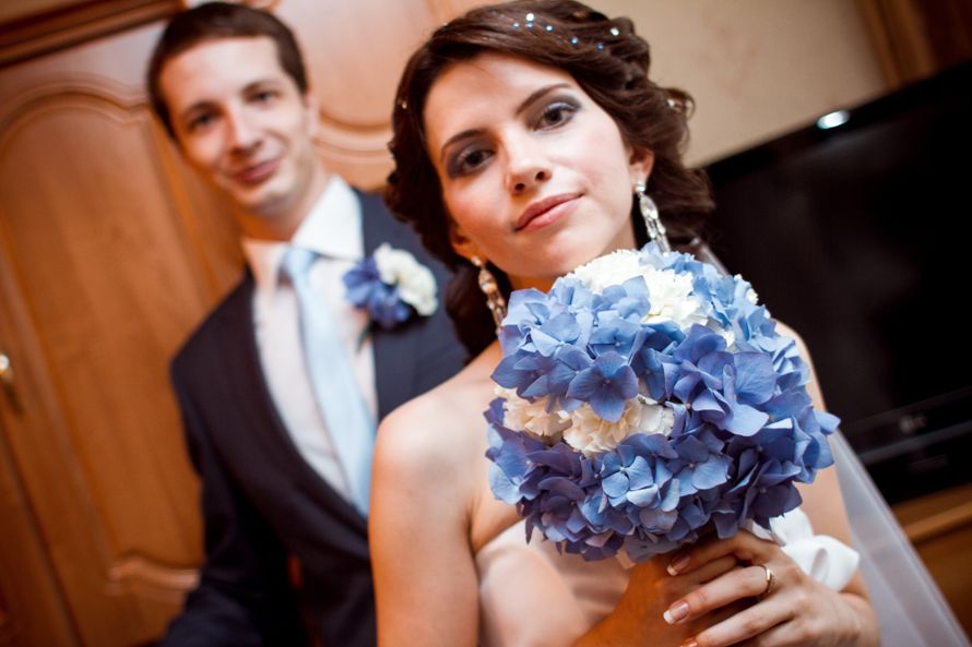 Букет невесты из голубых гортензий и белых гвоздик  - фото 2077018 Фотограф Женя Иванова