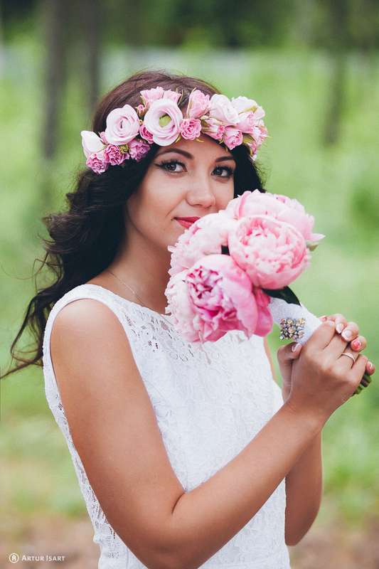 Волосы невесты в белом кружевном платье украшает  розовый венок из цветов и бутонов ручной работы, в руках невесты букет из - фото 3079175 mashko0