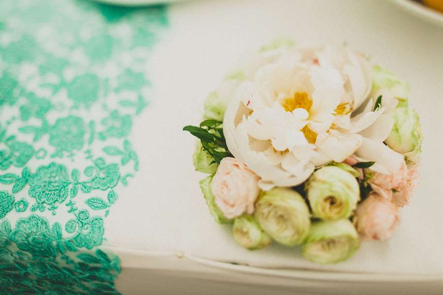 Букет невесты из белых пионов, бело-зеленых и розовых роз  - фото 2102550 Арт-студия оформления и декора Beauty-Makers