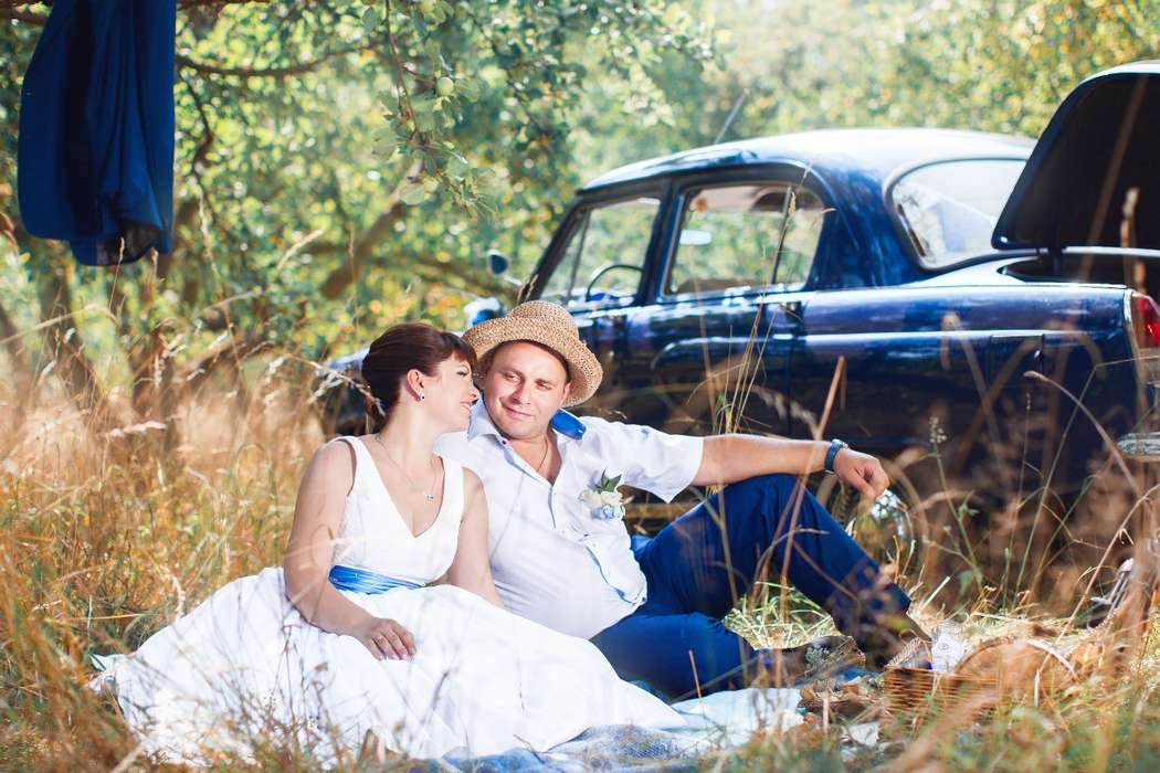 Жених и невеста, прислонившись друг к другу, сидят под деревом возле машины - фото 3347061 Стилист - визажист Маргарита Гуз