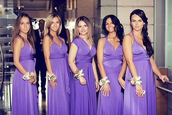 Подружки невесты в одинаковых длинных сиреневых платьях трансформер, завязанные разными способами, с одинаковыми цветочными - фото 2150820 Пошив платьев "Платья для подружек невесты"