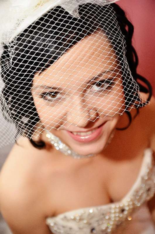 Ретро-образ невесты дополнил белая шляпка-вуалетка, на шее - серебристое украшение со стразами - фото 2151346 Фотограф Виталий Пестов