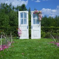 Двери, созданные по нашему заказу и состаренные вручную - это магия свадебного торжества