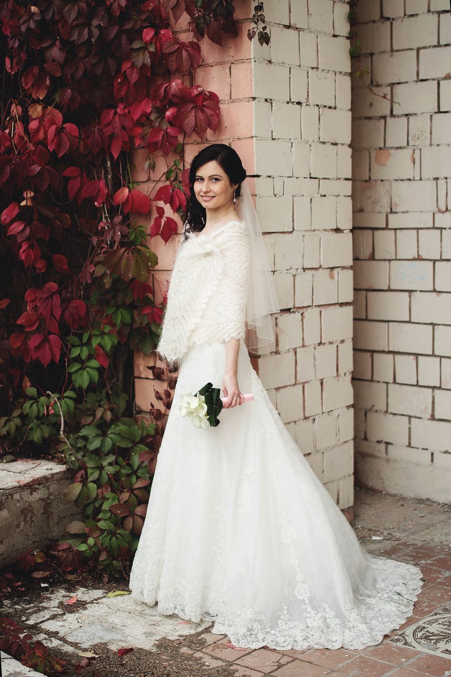 Невеста в платье А-силуэта цвета айвори со шлейфом и кружевным подолом, на плечах белый шерстяной платок  - фото 3532125 Фотограф Таня Муталипова