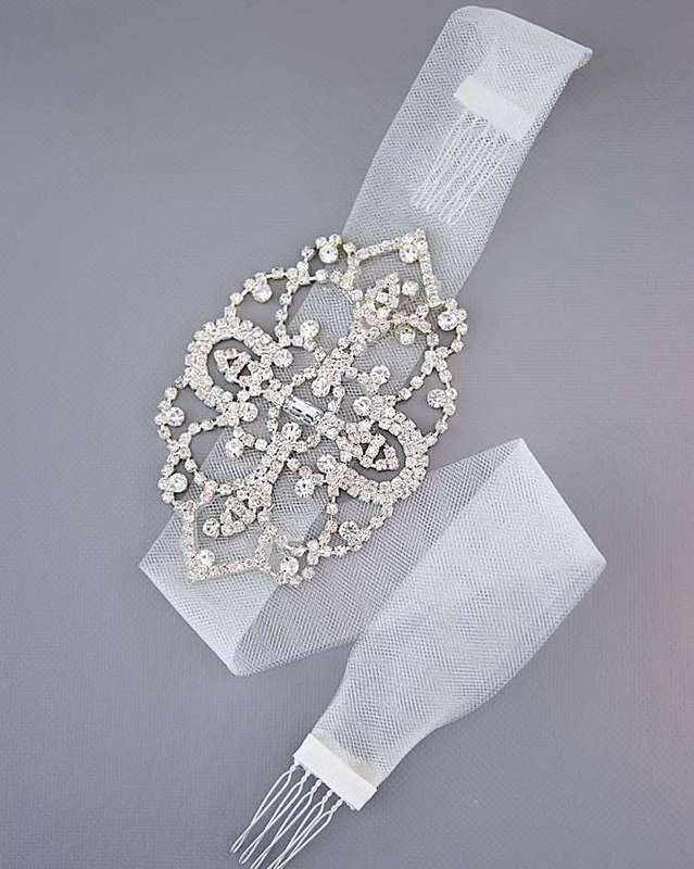Свадебное украшение для волос в виде прозрачной ленты на гребнях с серебристой брошью со стразами - фото 2486327 Невеста01