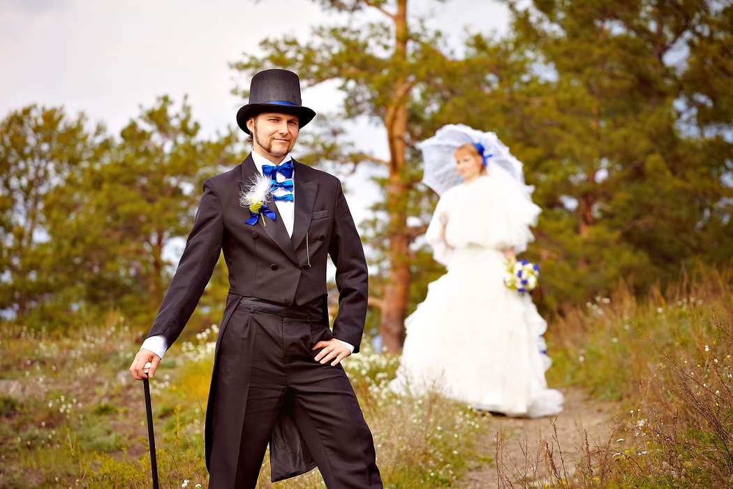 Образ жениха для свадьбы в европейском стиле: трость, чёрный цилиндр, чёрный фрак, белая рубашка с голубым галстуком-бабочкой - фото 2256840 Фотограф Екатерина Хасанова