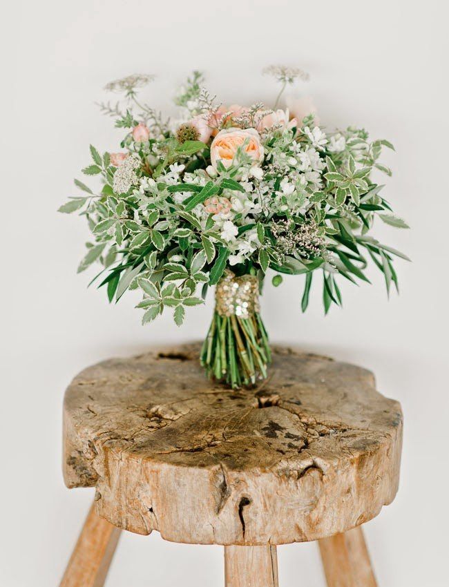 Букет невесты из розовых роз, белой абелии и амми, зеленого лигуструма и эвкалипта, декорированный золотой лентой  - фото 2927473 Tenderness92
