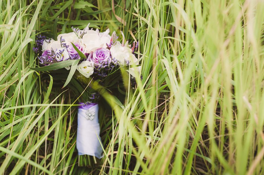 Букет невесты из белых эустом, сиреневых роз, зелени и фиолетового лимониума, декорированный белой и сиреневой атласной лентой  - фото 2992097 Fleren