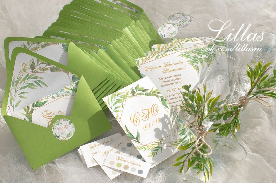 Приглашения в конвертах в цвете вашей свадьбы