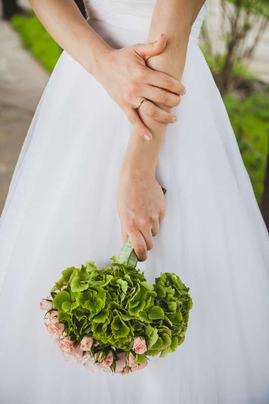 Букет невесты из зеленых гортензий и розовых роз - фото 2820775 Студия декора "I do"
