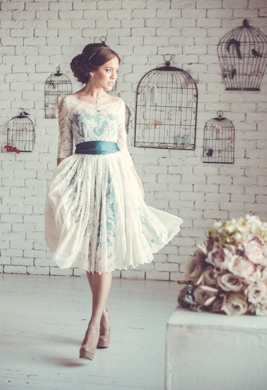 Невеста в коротком кружевном платье цвета айвори с пышной юбкой на голубой основе и длинными рукавами  - фото 2449475 Фотограф Анжела Астангалина