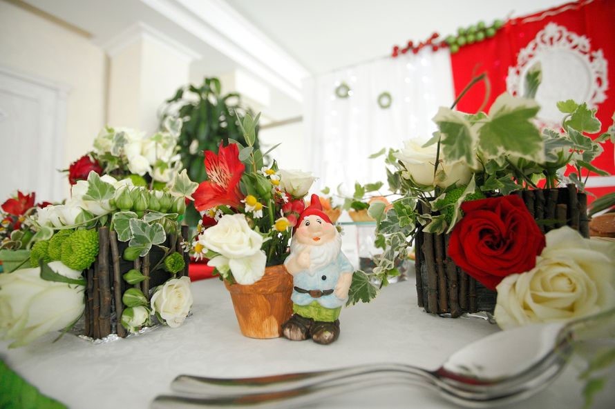 Белая роза и красная пионовидная роза (справа); композиции из белых роз, зеленой хризантемы сантини и плюща, между ними - букет - фото 2454197 Мастер свадебного декора  Наталья Лысенко