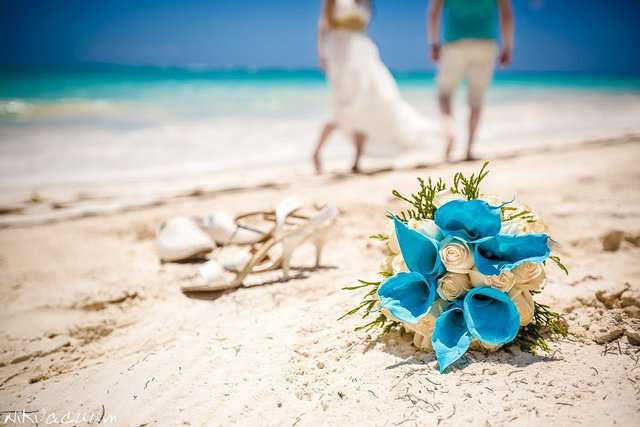 Морской букет невесты из белых роз и ярко-голубых калл на пляже  - фото 2477431 Wedding in Dominicana - свадьбы в Доминикане  