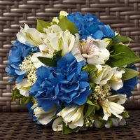 Бело-голубой букет невесты из гортензий и альстромерий 