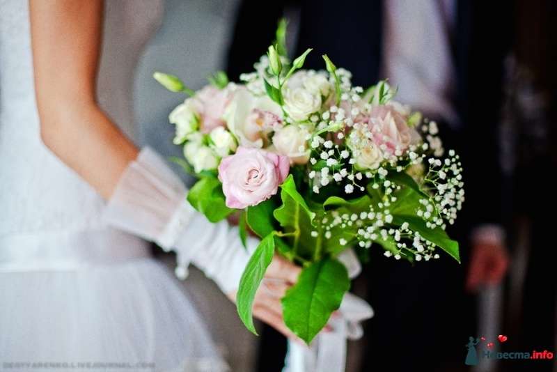 Букет невесты из розовых эустом, белых роз и гипсофилы, декорированный белой атласной лентой  - фото 266102 Фотограф Сергей Дегтяренко