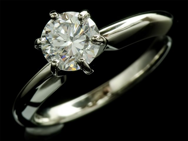 Золотое кольцо с натуральным бриллиантом - фото 2488515 Ювелирный магазин Karatnik