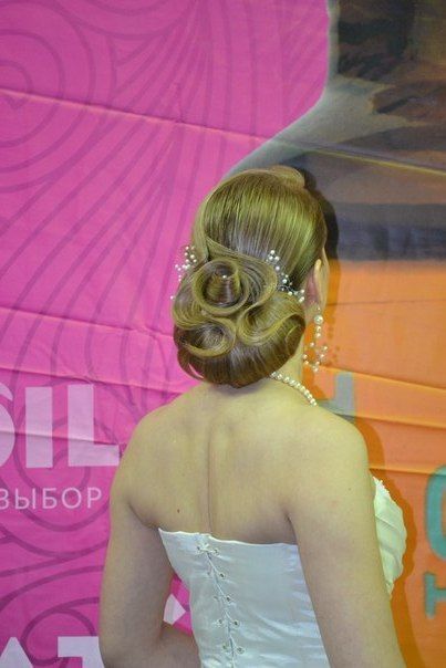 Низкий гдадкий пучек - фото 9339754 Стилист-визажист Инна Гогия