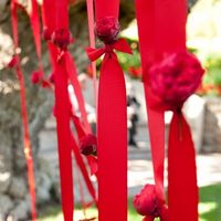 Сочный красный цвет в летней свадебной флористике.