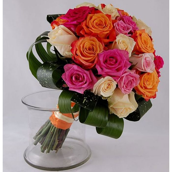 Букет невесты из оранжевых, белых и розовых роз, зеленых длинных листьев, завязанный оранжевой лентой  - фото 2497553 "Цветы-шары-доставка" - флористика