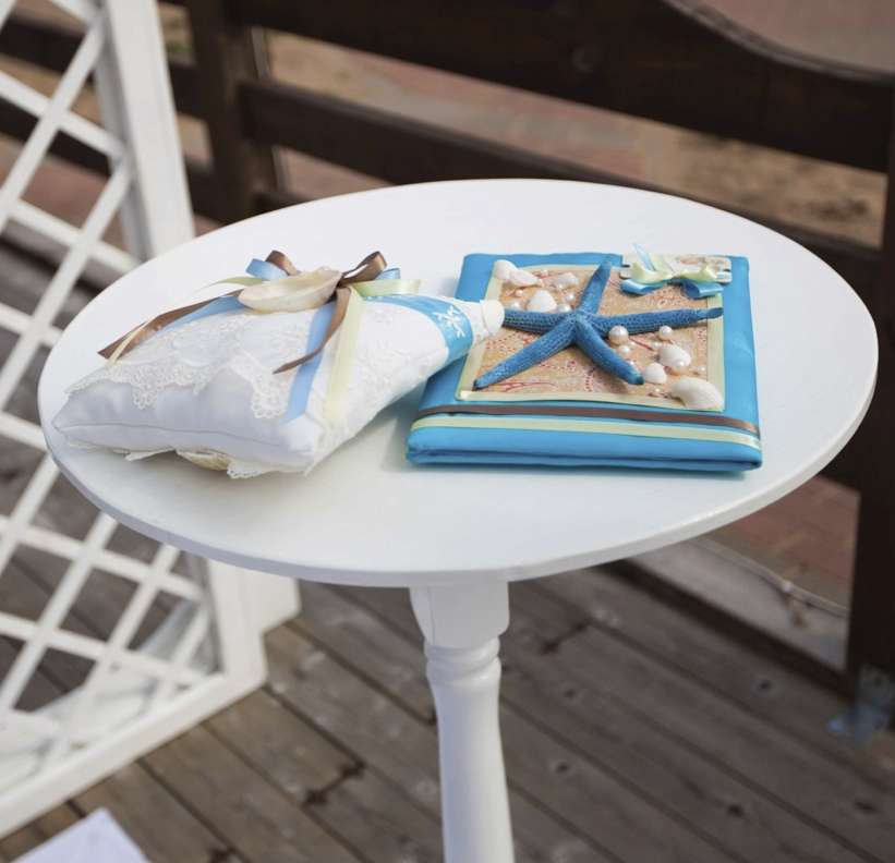 Белый винтажный столик с книгой для росписи и подушечкой для колец в морской тематике - фото 2516879 Family-Group организация и оформление свадьбы