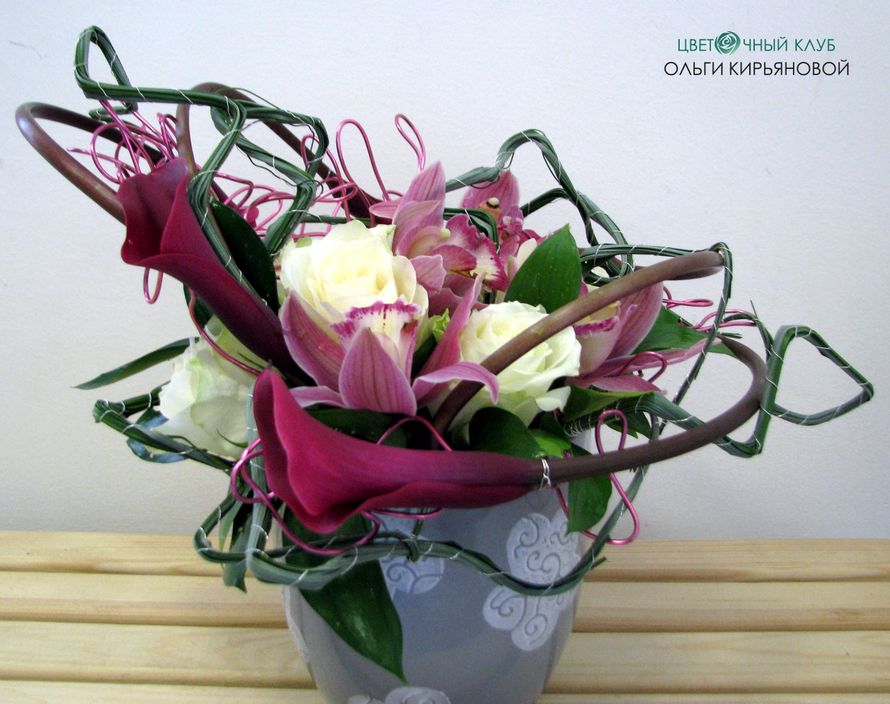 Композиция из белых роз, орхидей цимбидиум, калл и зелени. - фото 2523845 Цветочный Клуб Ольги Кирьяновой