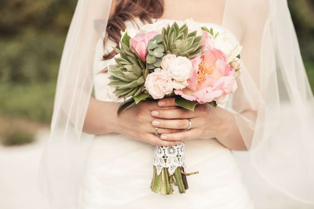 Букет невесты из розовых пионов, белых роз и зеленых суккулентов, декорированный белым кружевом  - фото 2536435 Ira Efremova Photography
