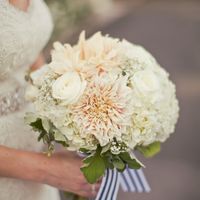 Букет невесты из гортензий, астр и роз в бело-розовых тонах