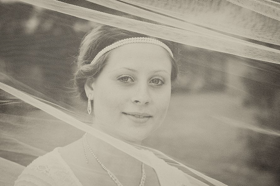 Греческий образ невесты выражен в прическе из длинных локонов собранных повязкой в  пучок на затылке - фото 2668503 Фотограф Наталья Мартынова