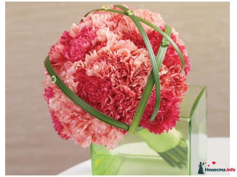 Круглый букет невесты из розово-красных гвоздик и зеленого берграсса, декорированный салатовой лентой  - фото 469089 Силина Яна - свадебная флористика