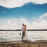 Свадебный поцелуй молодоженов стоящих в море