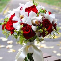 Букет из классической красной розы "Гран При" и орхидеи цимбидиум!!!