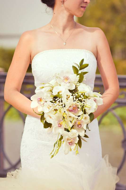 Асимметричный каскадный букет невесты из бело-розовых орхидей, зелены, белой гипсофилы и эустом - фото 2638279 Фотограф Зуля Ильясова 