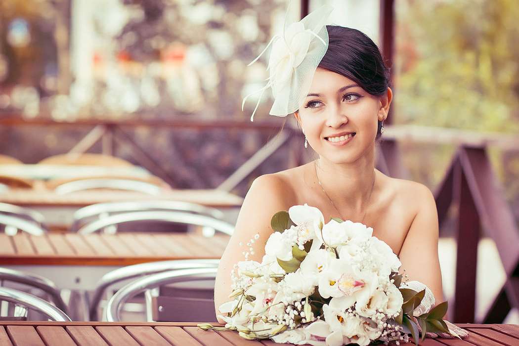 Причёску невесты украшает шляпка-вуалетка из кринолина - фото 2638285 Фотограф Зуля Ильясова 