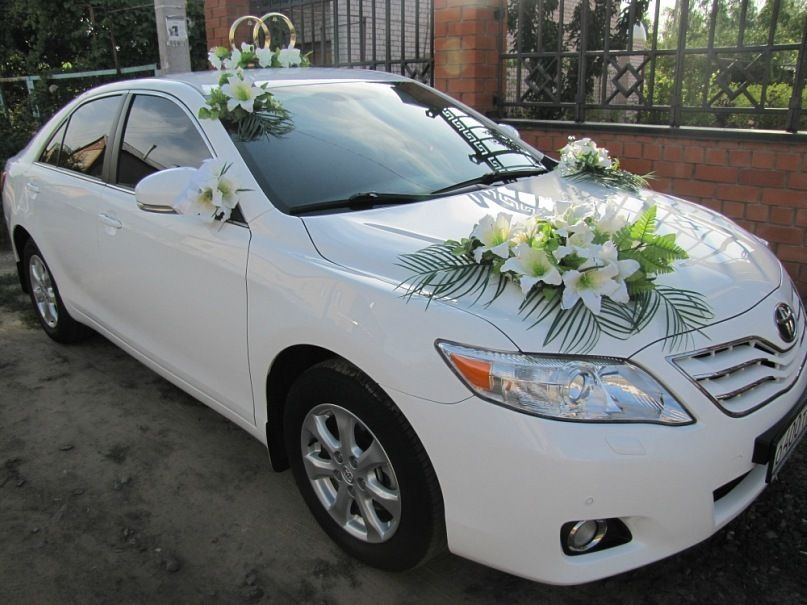 Белые машины на свадьбу. Белая машина с цветами. Авто на свадьбу Воронеж Тойота Камри. Крайслер Тойота Камри. Букет цветов в Тойоте Камри