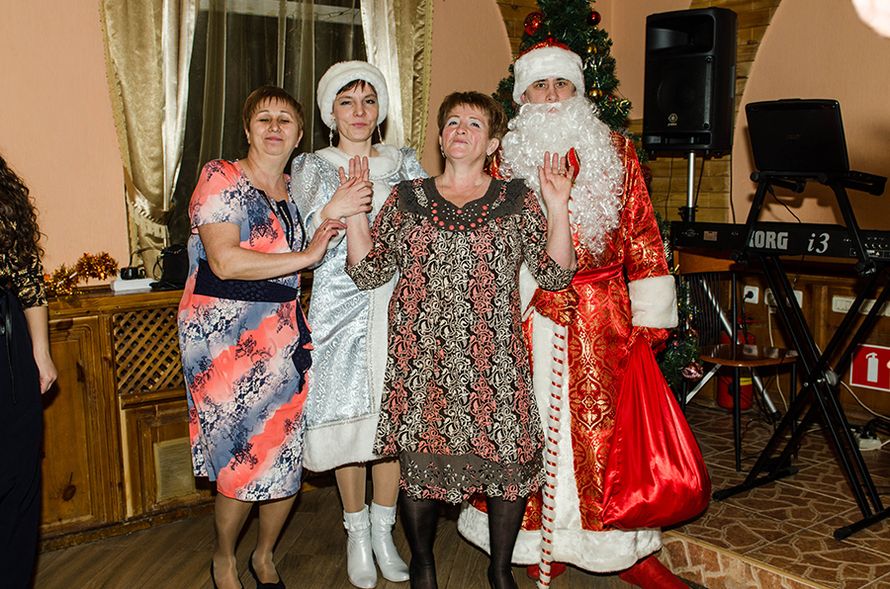 Новый год 2015
Фото с гостями - фото 4999323 Ведущая Елена Захарина