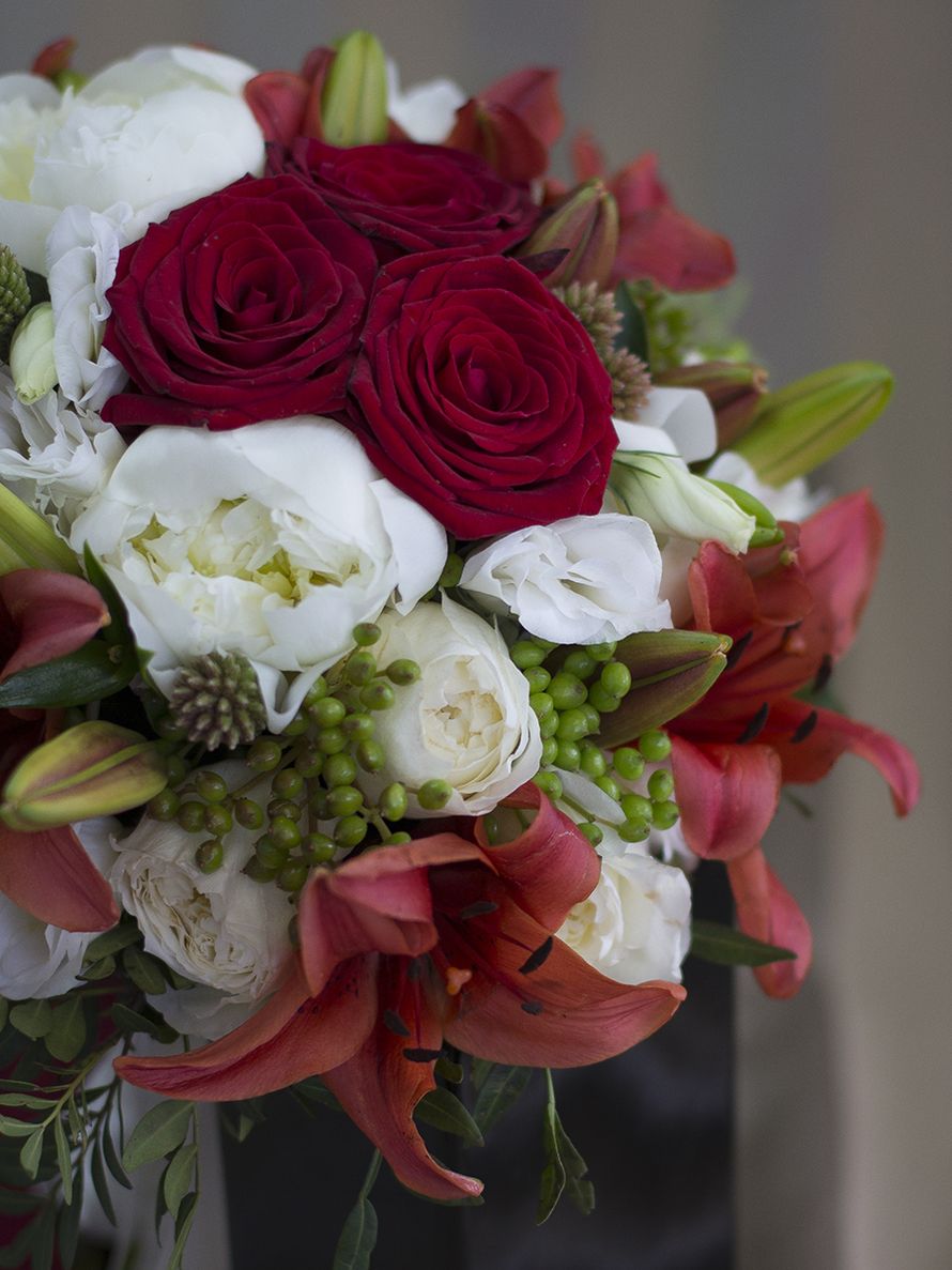 Букет собран из садовой розы, белоснежных пионов, лилии. - фото 6085789 Цветочный салон Студия Цвета