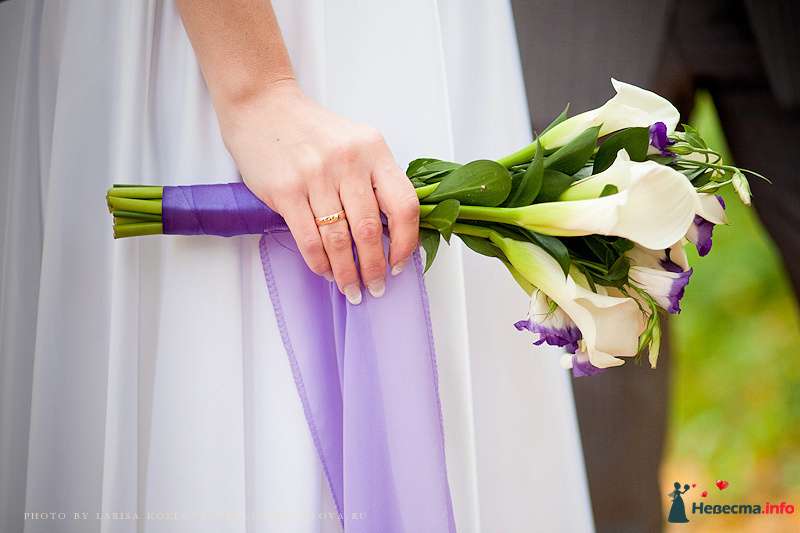 Букет невесты из белых калл и бело-фиолетовых эустом, декорированный атласной фиолетовой лентой  - фото 191335 Фотограф Лариса Козлова