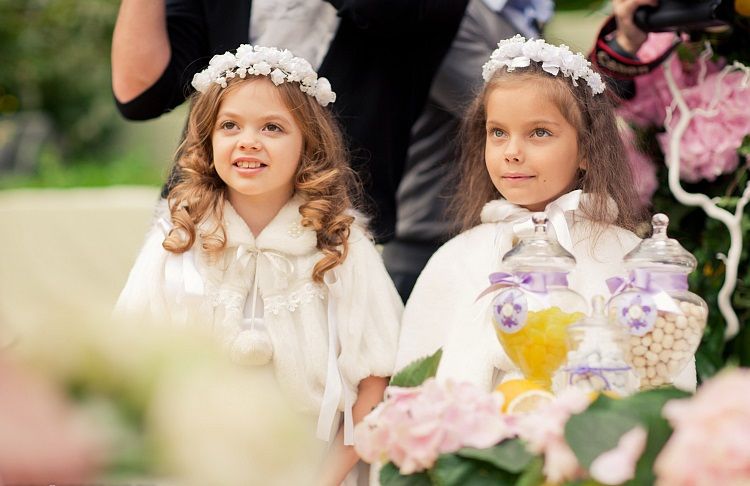 Девочки на свадьбе в белых платьях с белыми меховыми балеро в одном стиле , у обоих на голове веночки из белых цветов - фото 2665621 Корпорация Kings Group - организация свадеб