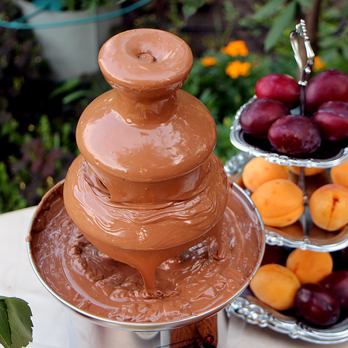 Купить шоколад для шоколадного фонтана. Шоколадный фонтан и дети. Шоколадный фонтан большой. Шоколадный фонтан маленький. Шоколадный фонтан с фруктами.