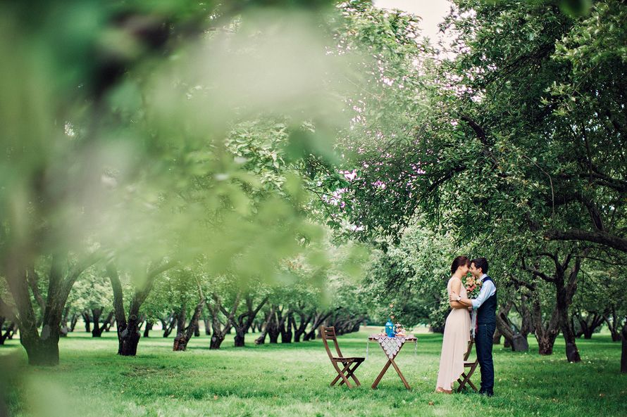 Жених и невеста, прислонившись друг к другу, стоят посреди зеленого сада - фото 3398007 Фотограф Алёна Парфёнова