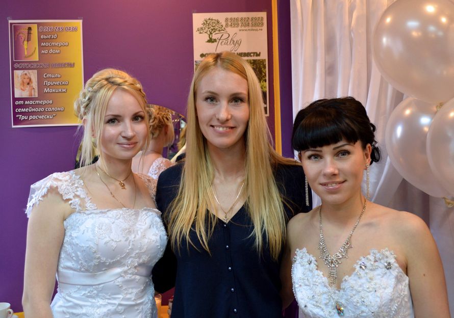 Невесты просто красавицы, а с ними один из мастеров прически - фото 12078510 "Рейвуд" - организация свадьбы