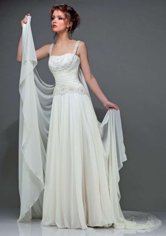 Невеста в прямом платье с корсетом с драпировкой на бретелях расшитых бисером  - фото 2736475 Магазин свадебной моды Мода Милано