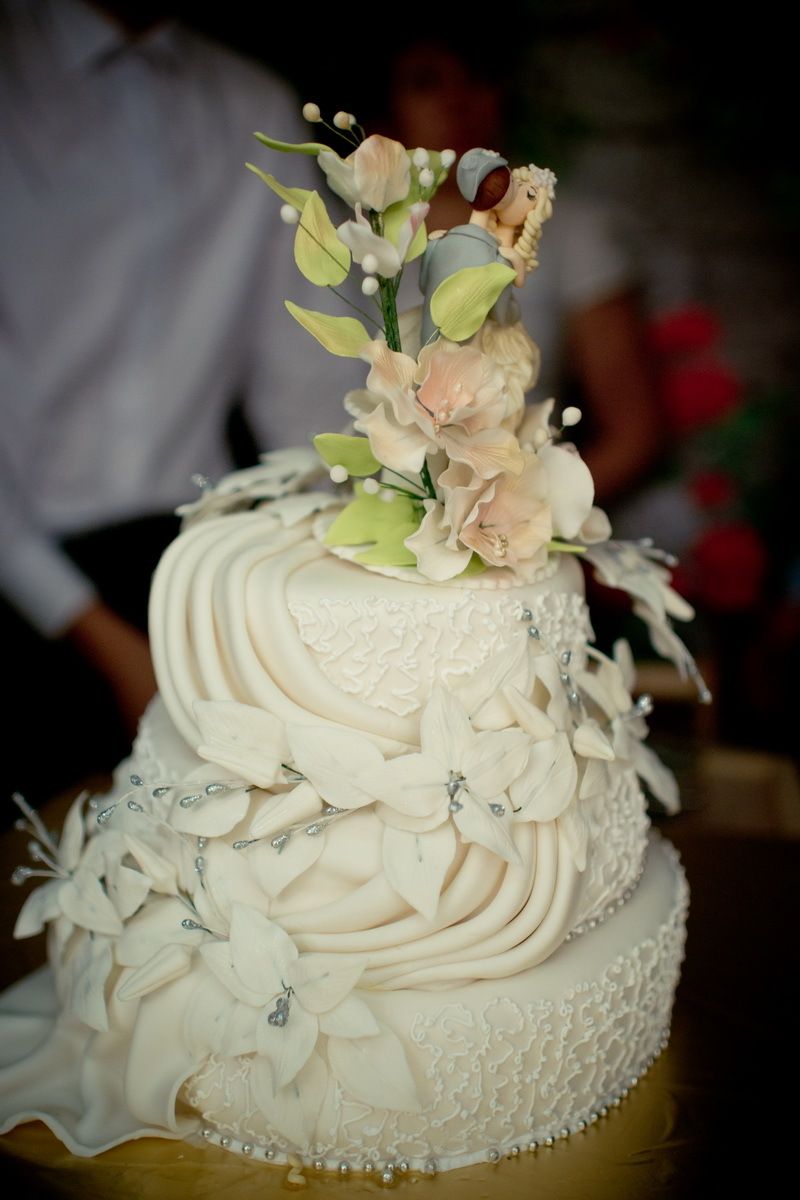 Белый трехъярусный кружевной торт, украшенный белыми цветами с мастики. - фото 3390047 Фотограф Александр Богданов